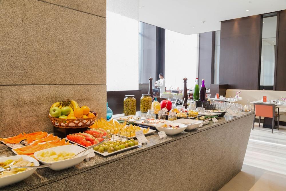 트라이덴트 하이더라바드 호텔 하이데라바드 외부 사진 A buffet at a hotel