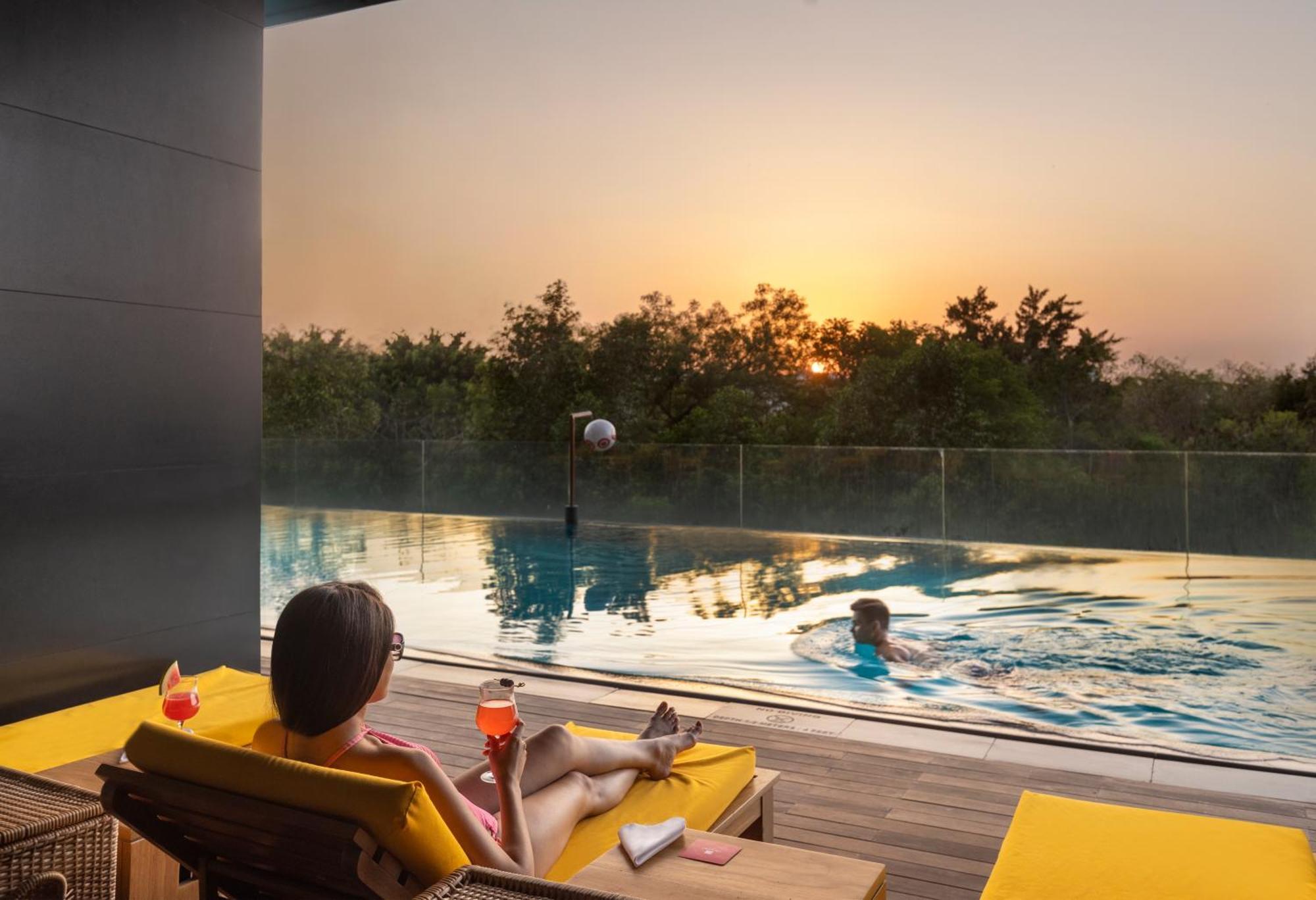 트라이덴트 하이더라바드 호텔 하이데라바드 외부 사진 The swimming pool at the hotel