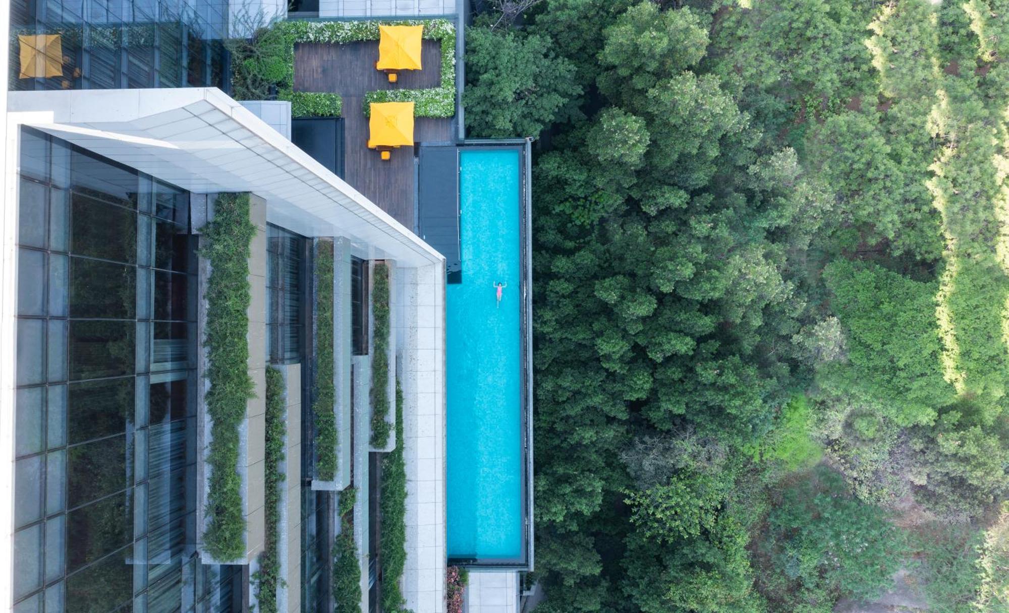 트라이덴트 하이더라바드 호텔 하이데라바드 외부 사진 The swimming pool at the hotel