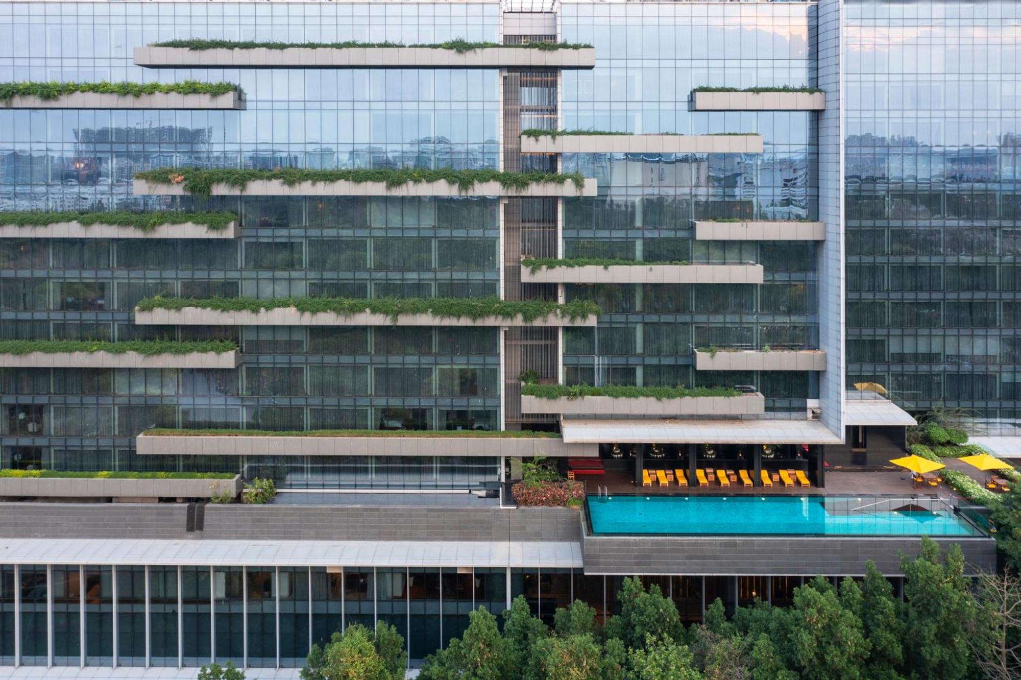 트라이덴트 하이더라바드 호텔 하이데라바드 외부 사진 The hotel's rooftop pool