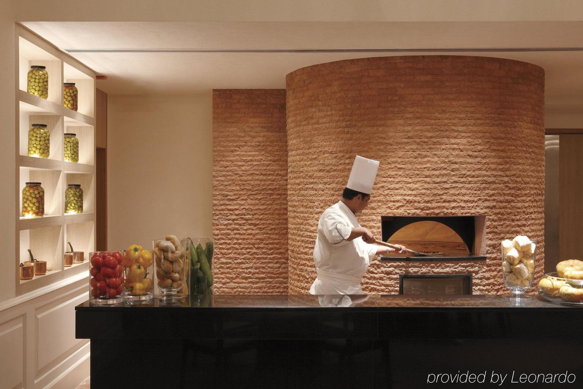 트라이덴트 하이더라바드 호텔 하이데라바드 외부 사진 A wood-fired oven in a hotel