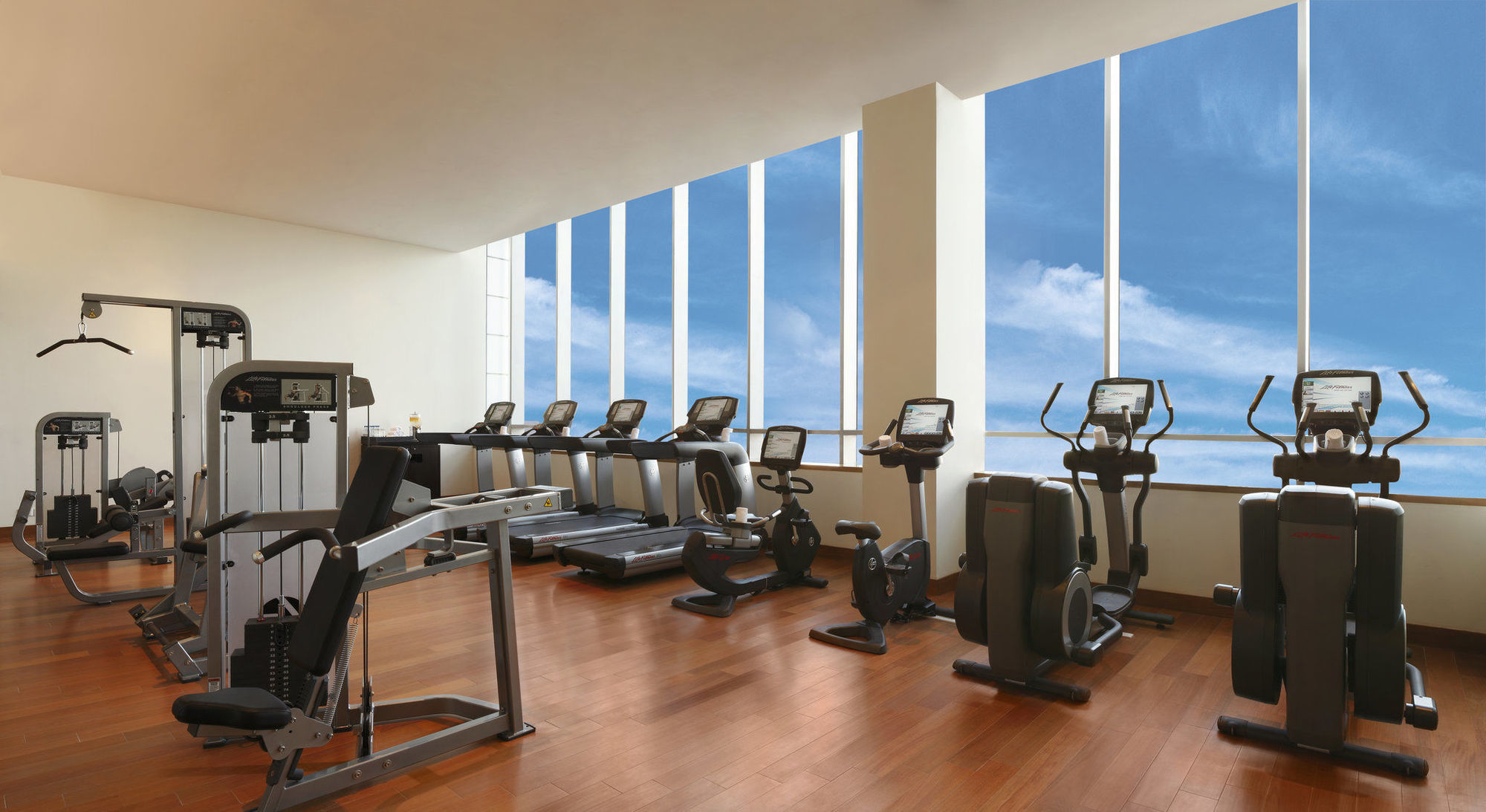 트라이덴트 하이더라바드 호텔 하이데라바드 외부 사진 The gym at the hotel