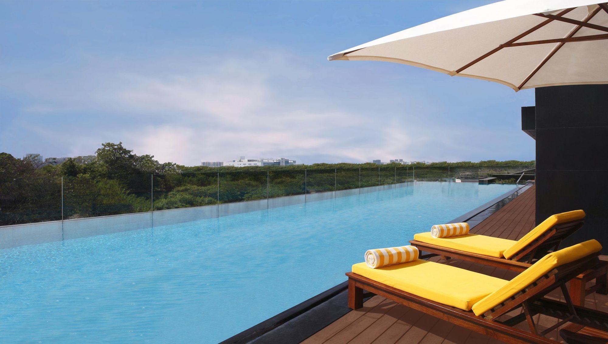 트라이덴트 하이더라바드 호텔 하이데라바드 시설 사진 Rooftop pool at the hotel